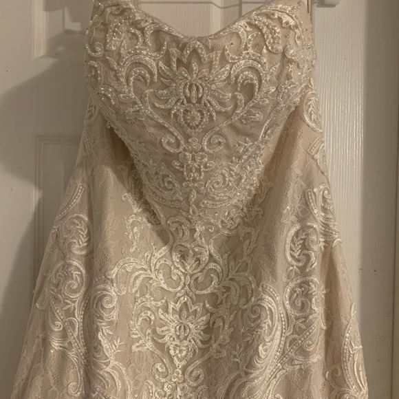For Sale. Brand New Wedding Dress from David’s Bridal. Oleg Cassini Size 10US. - Picture 6 of 11